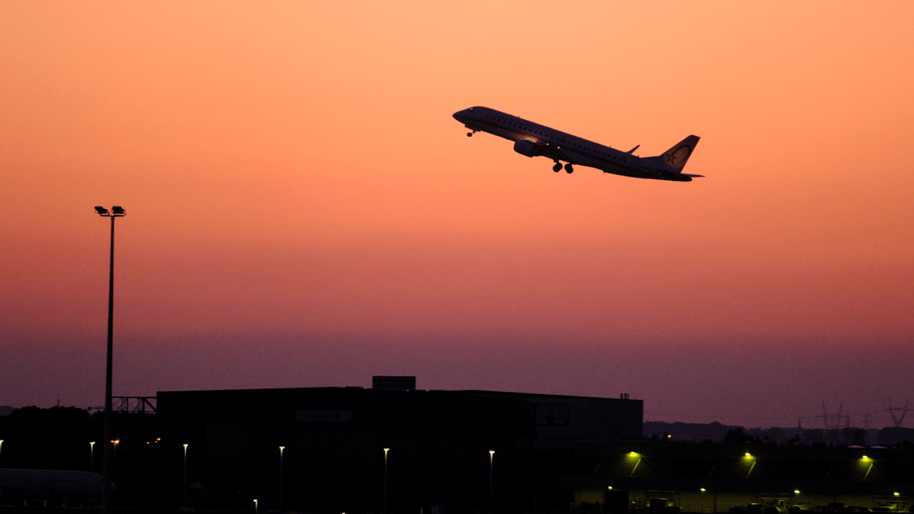 Veilig vliegen in oorlogstijden: hoe pakken luchtvaartmaatschappijen dat aan? "Kaarten kleuren stilaan rood"