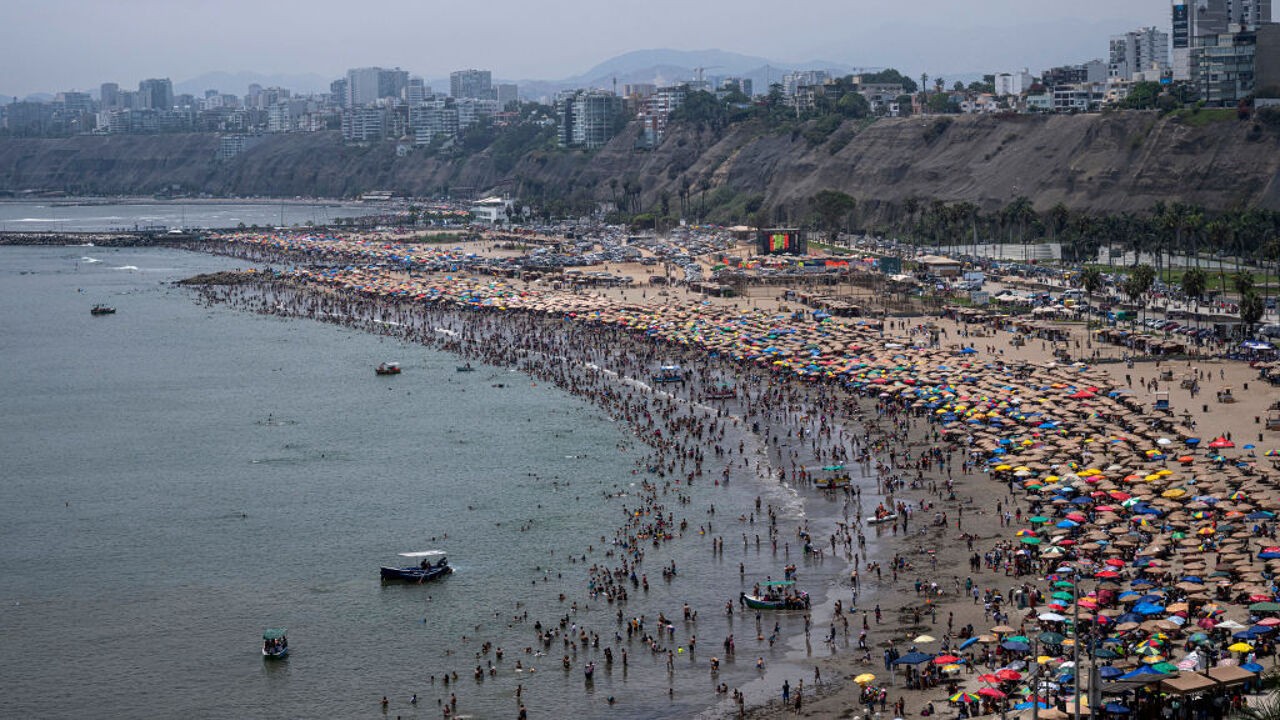 Flessen, luiers en zelfs half geroosterd varken: strand in Peru moet dicht omdat badgasten tonnen afval achterlaten