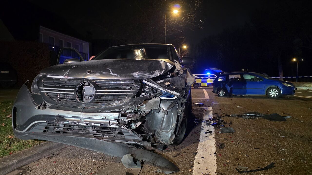 Bestuurder met voorlopig rijbewijs veroorzaakt ongeval op Linkeroever: 18-jarige passagier in levensgevaar