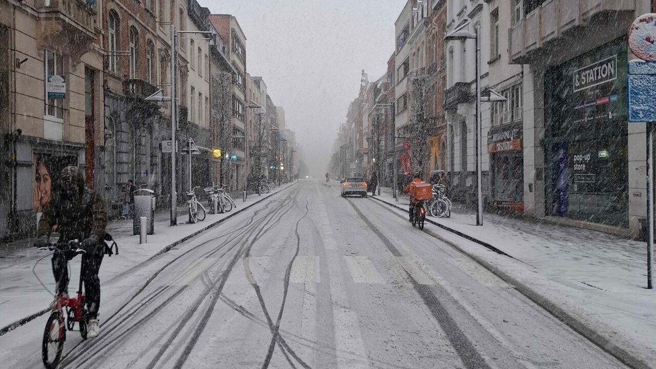 Stevige sneeuwbuien trekken over het hele land, 140 kilometer vertraagd verkeer op snelwegen: "Zeer bijzonder voor een zondag"