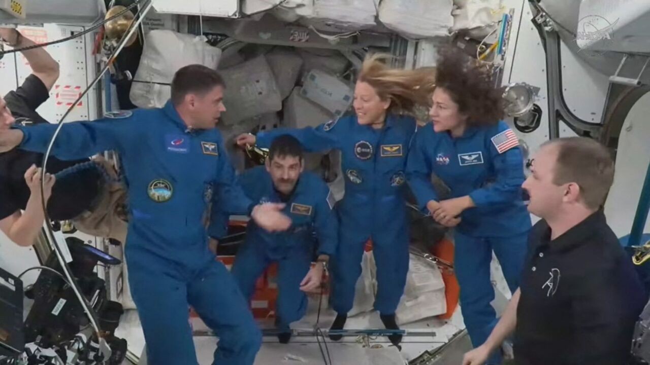 ISS-team weer compleet: 4 nieuwe astronauten aangekomen na noodvertrek voorgangers