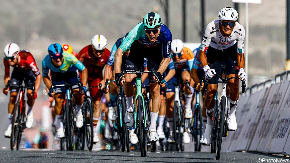 Del Toro houdt sprinters af met straf nummertje en pakt voorsprong op Evenepoel, Milan valt in slot UAE-opener