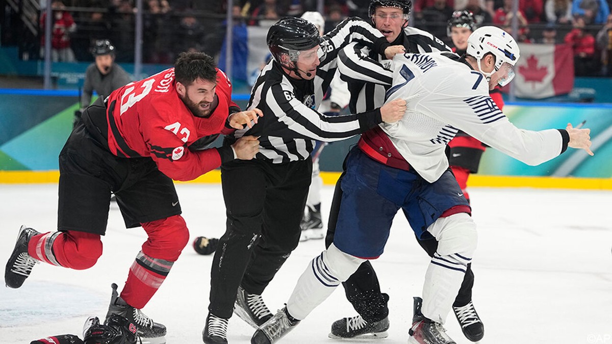 Zo maak je je populair bij je ploegmaats: Canadese ijshockeyer gaat achter stoute Fransman aan voor knokpartij