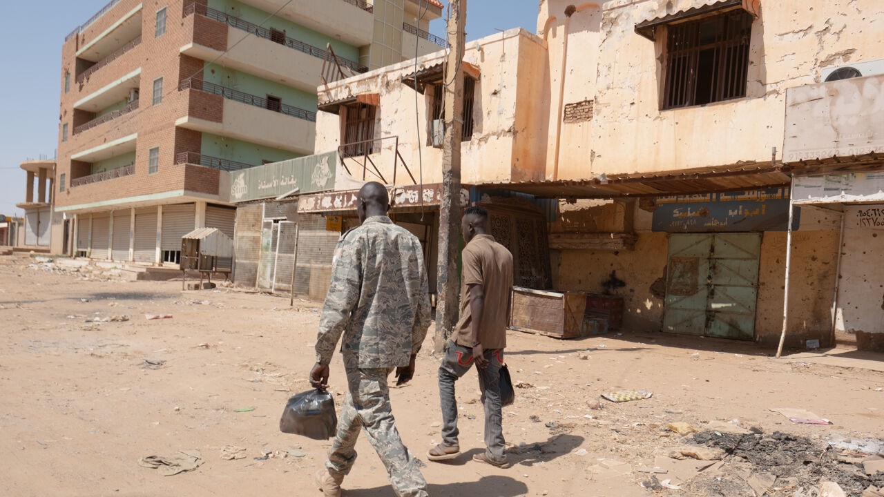 "Het waren beesten, onmenselijke monsters": Arnaud De Decker reist voor VRT NWS naar Khartoem, 1 jaar na de bevrijding