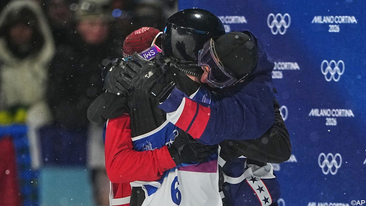 Waanzinnige ontknoping in hoogstaande finale van freestyleskiën Big Air eindigt in groepsknuffel