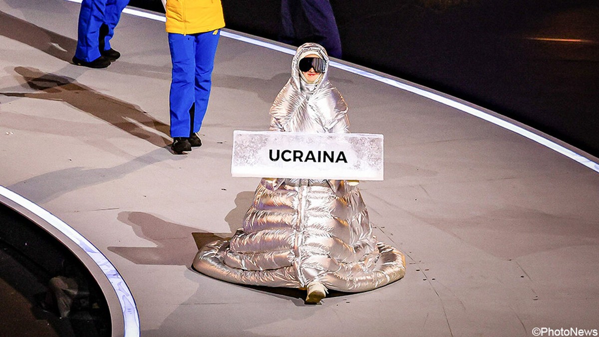 "Achter mijn bril heb ik stil gehuild": Russische ontmaskert zichzelf als Oekraïense bordjesdrager op openingsceremonie