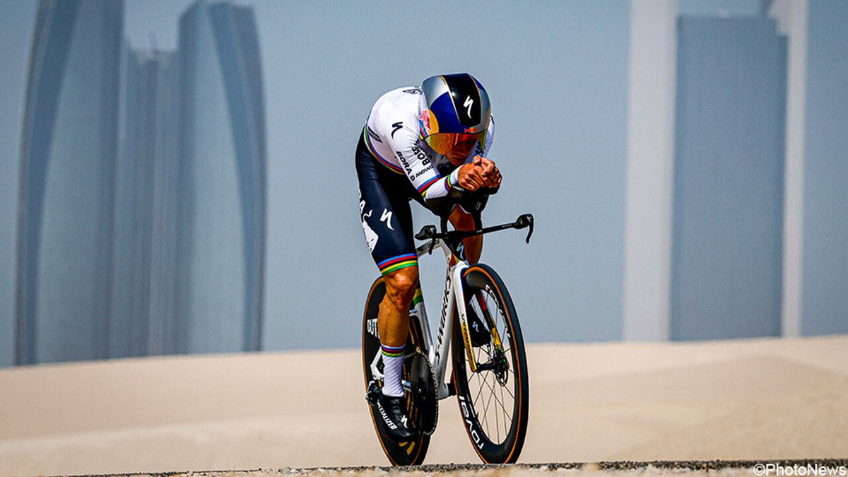 Machtsgreep van Remco Evenepoel: wereldkampioen knalt Del Toro uit leiderstrui met tijdritzege in UAE Tour