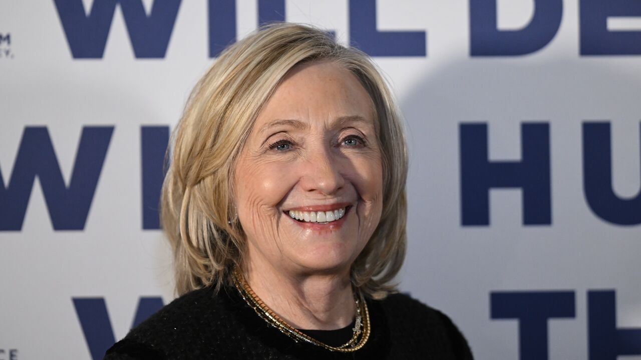 Hillary Clinton beschuldigt regering-Trump van doofpotoperatie: "Ze rekken de zaak"