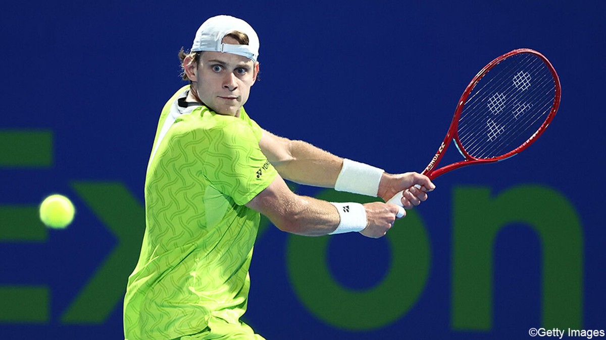 Met dank aan 17 aces: Zizou Bergs mept zich voorbij Fransman Mpetshi Perricard naar tweede ronde in Doha