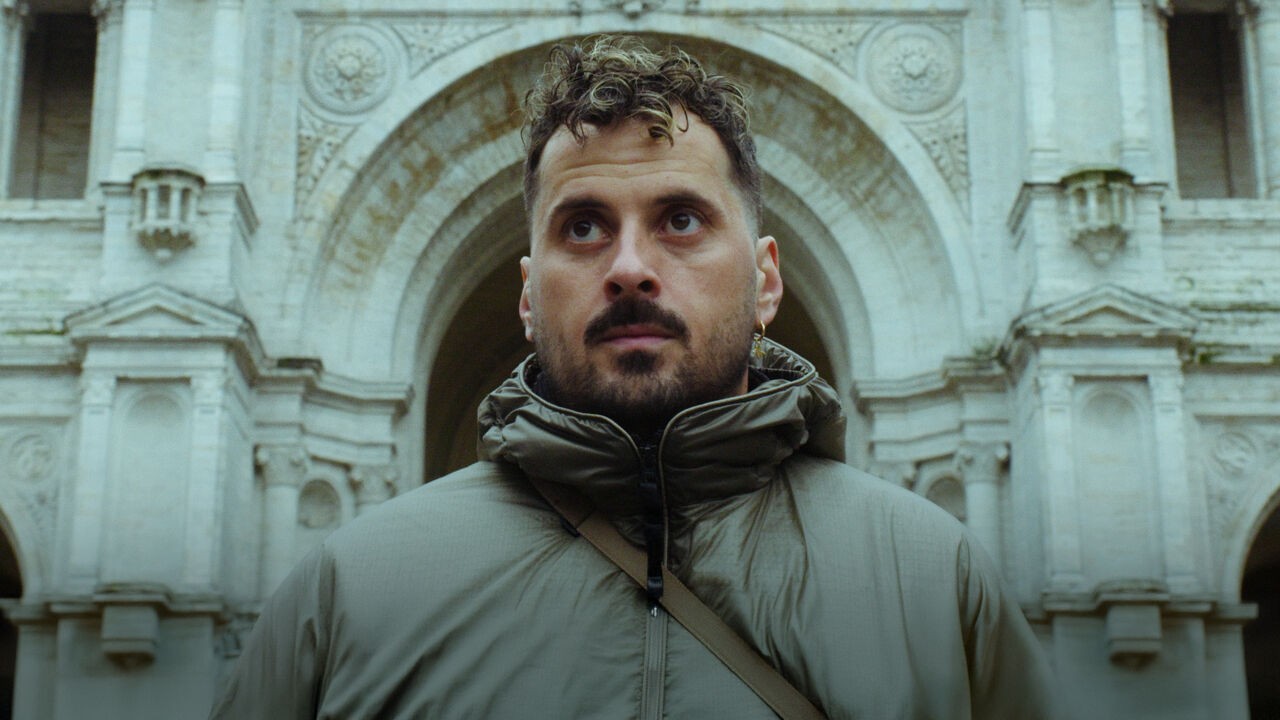 Zwangere Guy sleept je mee in zijn hoofd en hart, terwijl hij zichzelf heruitvindt