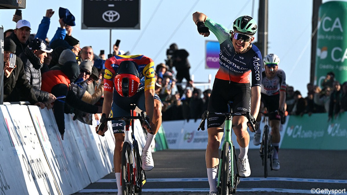 Na prangend sprintje bergop tegen Ayuso: Paul Seixas (19) boekt eerste profzege in de Ronde van de Algarve