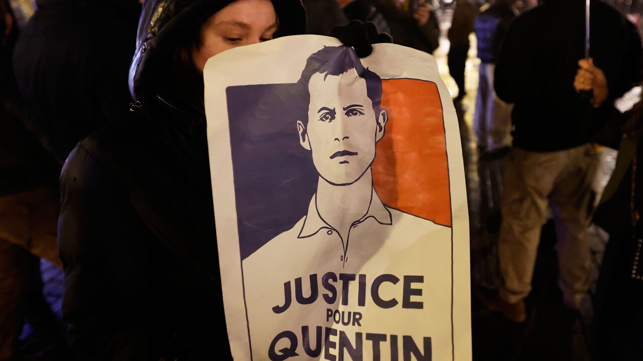 Brussel dient klacht in tegen betogers die nazigroet uitbrengen: "Haat hoort hier niet thuis"