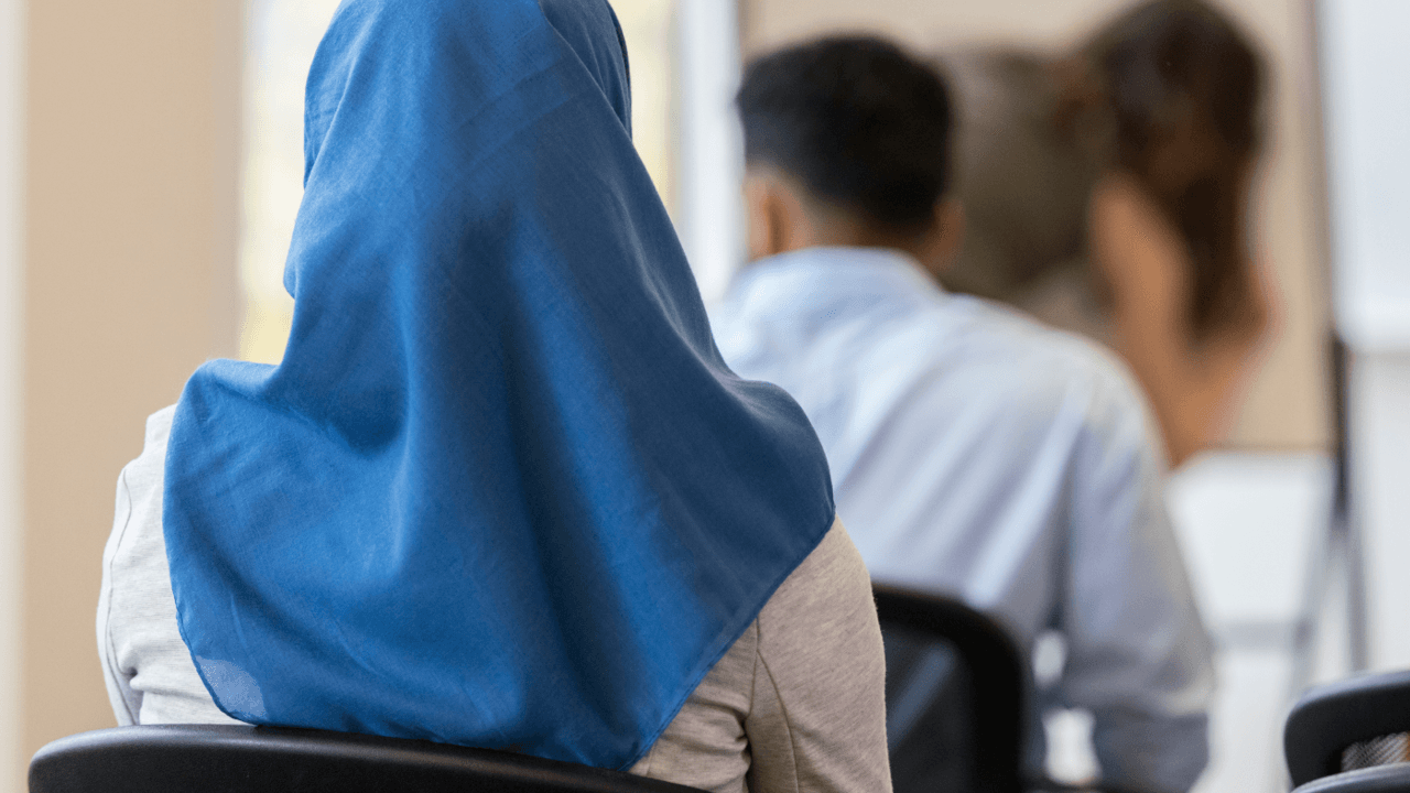 Raad van State verwerpt schorsing hoofddoekenverbod in Oost-Vlaamse provinciale scholen: verbod blijft voorlopig van kracht
