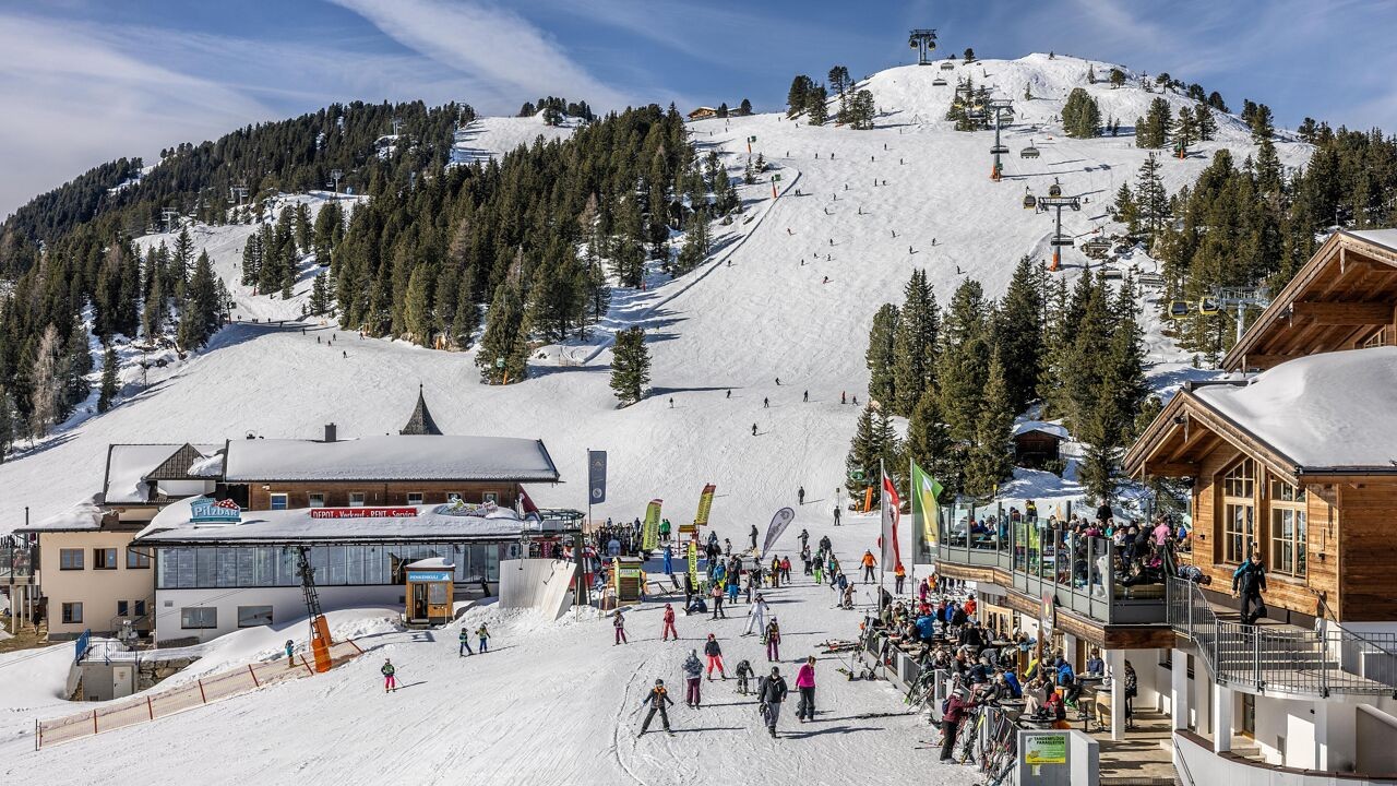 Nieuwe lawine in Oostenrijk veroorzaakt verkeersproblemen, 5 wintersporters overleden bij ander incident