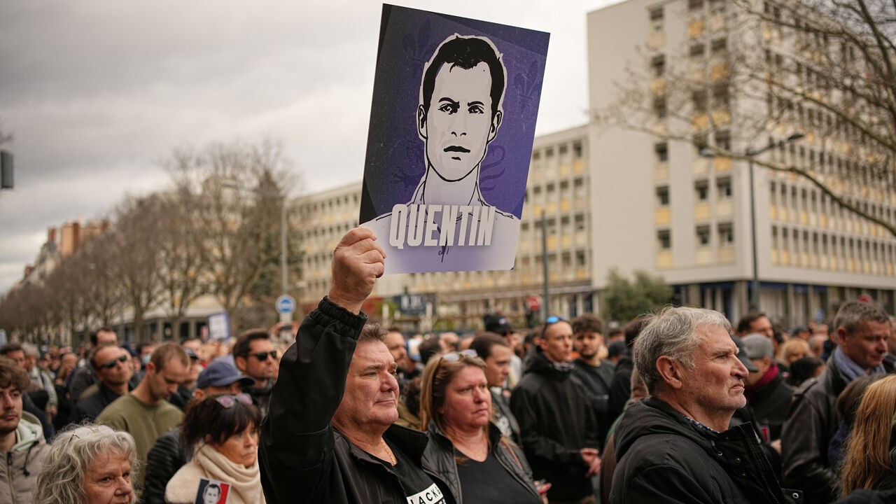 Meer dan 3.000 mensen nemen deel aan herdenkingsmars in Lyon na dood uiterst rechtse student (23) in Lyon