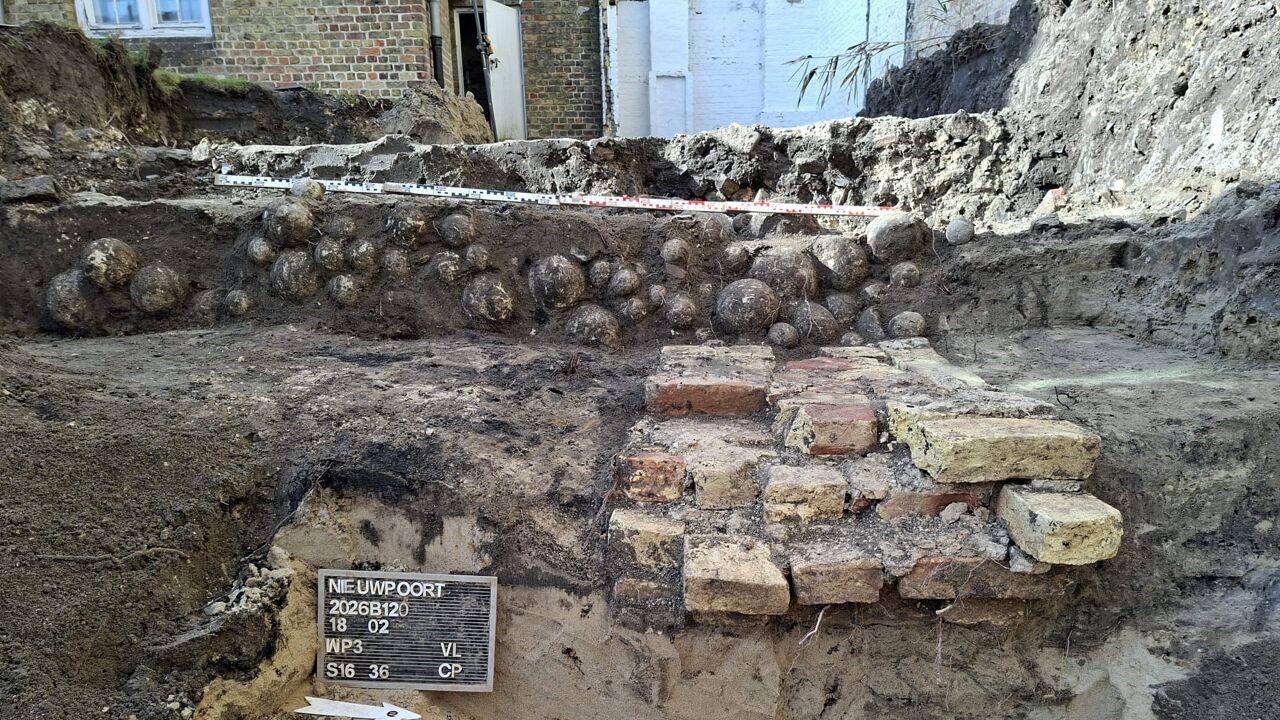Archeologen leggen 500 middeleeuwse kanonballen bloot in Nieuwpoort