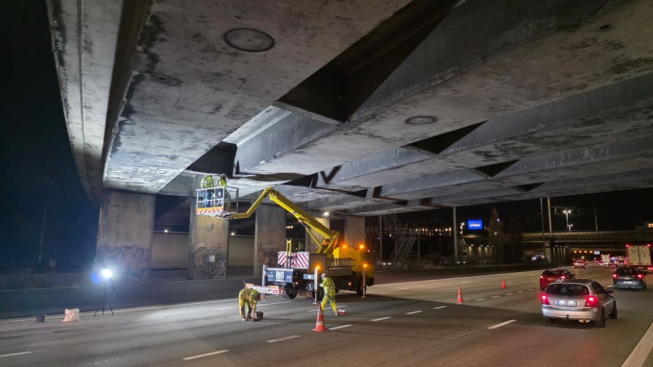 Brokstukken van brug in Berchem komen op ring rond Antwerpen terecht