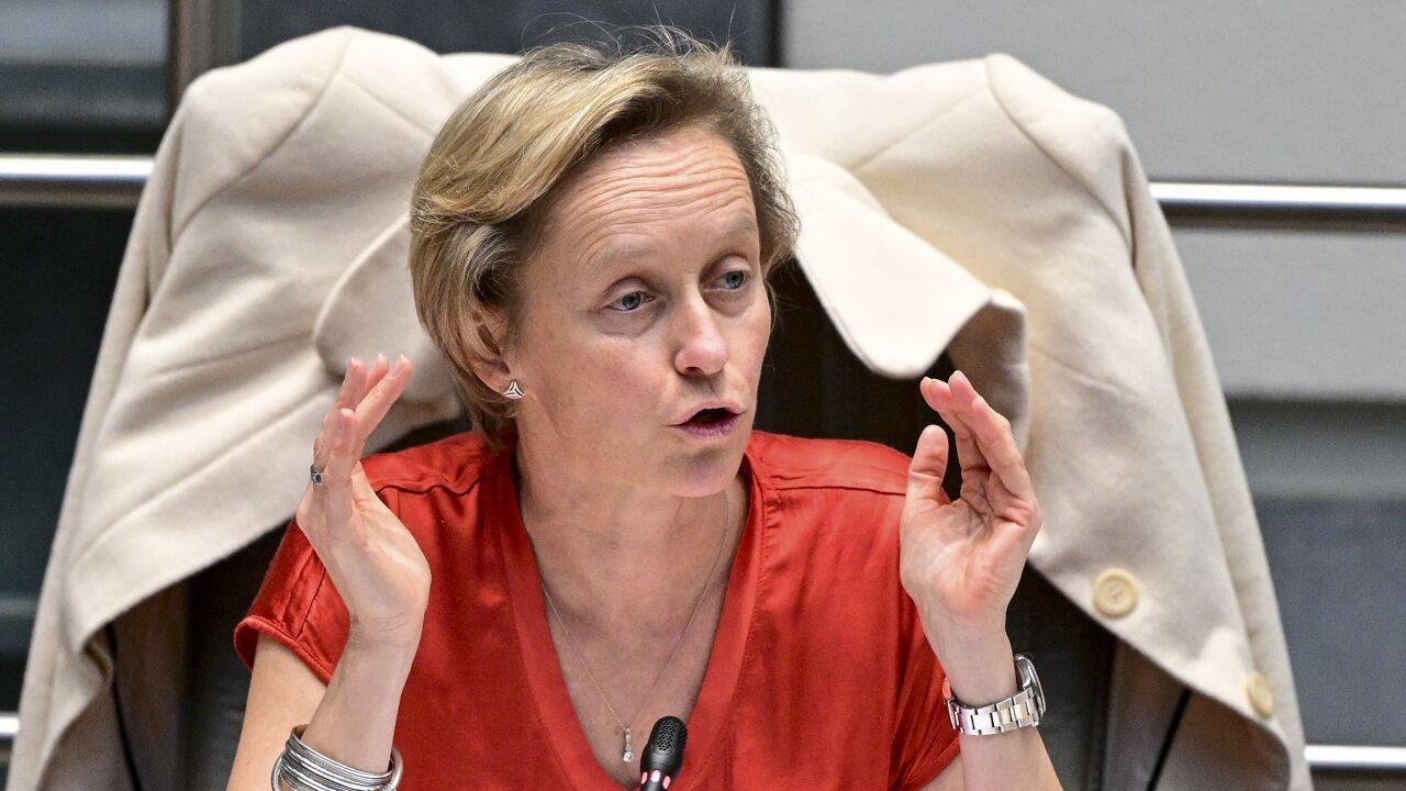 "Er is verdorie goed gewerkt": De Ridder verdedigt besparingen De Lijn ondanks forse kritiek in eigen rangen