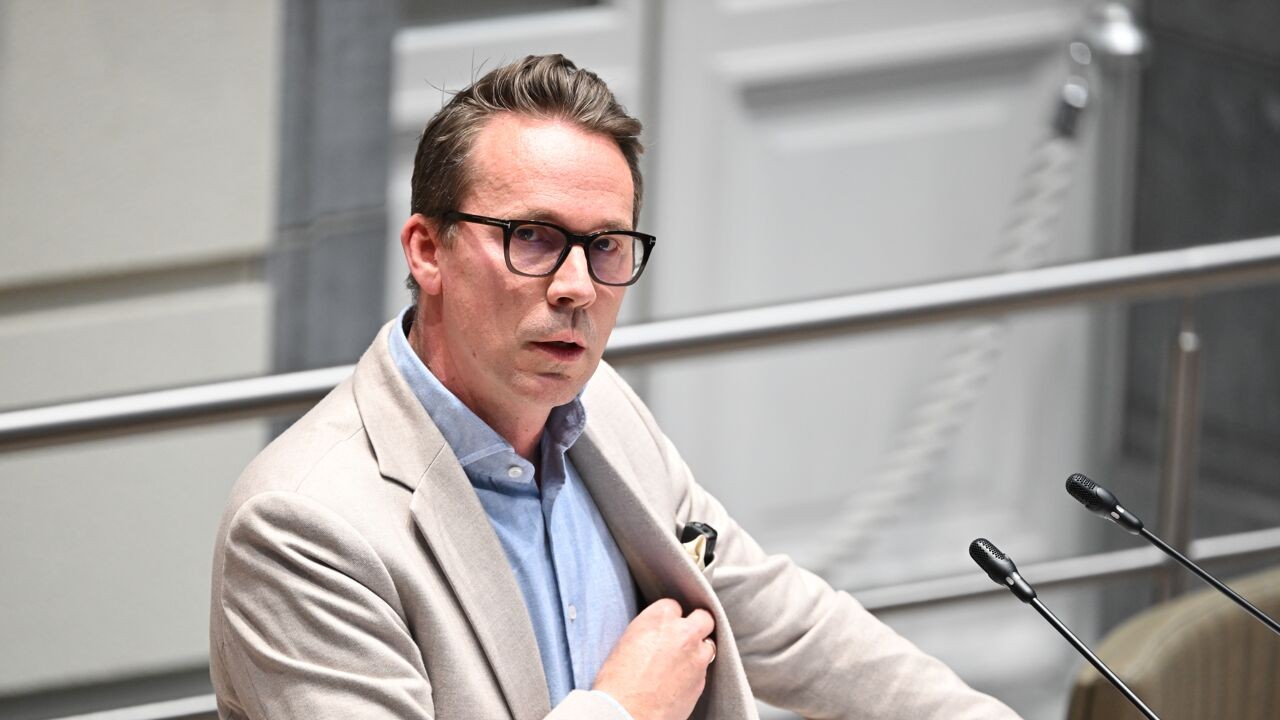 "Ons water is veilig": Brouns verdedigt drinkwaterkwaliteit, parlementsleden waarschuwen voor "cocktail aan schadelijke stoffen"