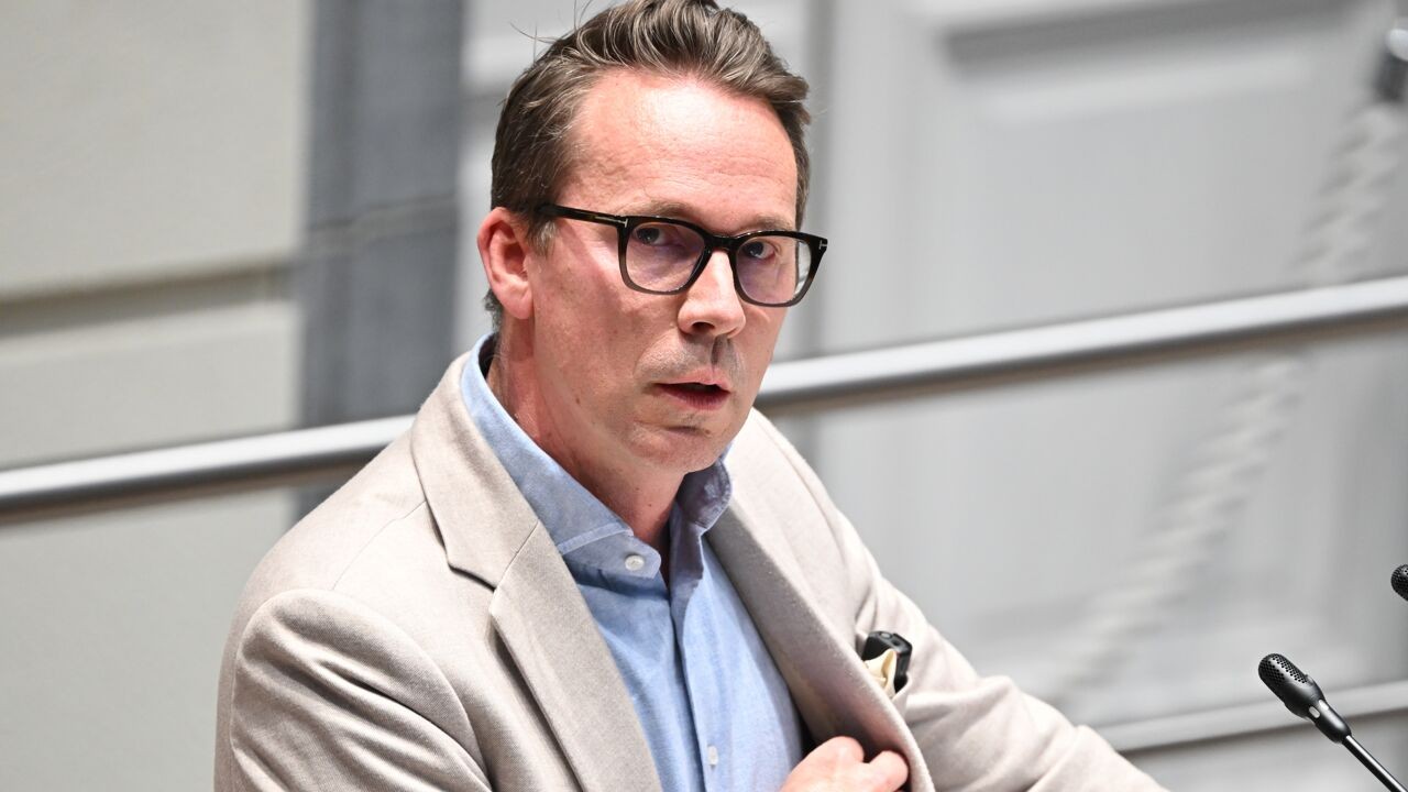 "Ons water is veilig": Brouns verdedigt drinkwaterkwaliteit, parlementsleden waarschuwen voor "cocktail aan schadelijke stoffen"