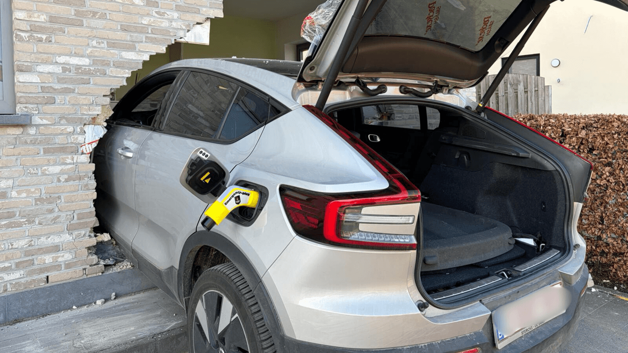 Man belandt met auto in woning in Meise: bestuurder lichtgewond naar ziekenhuis