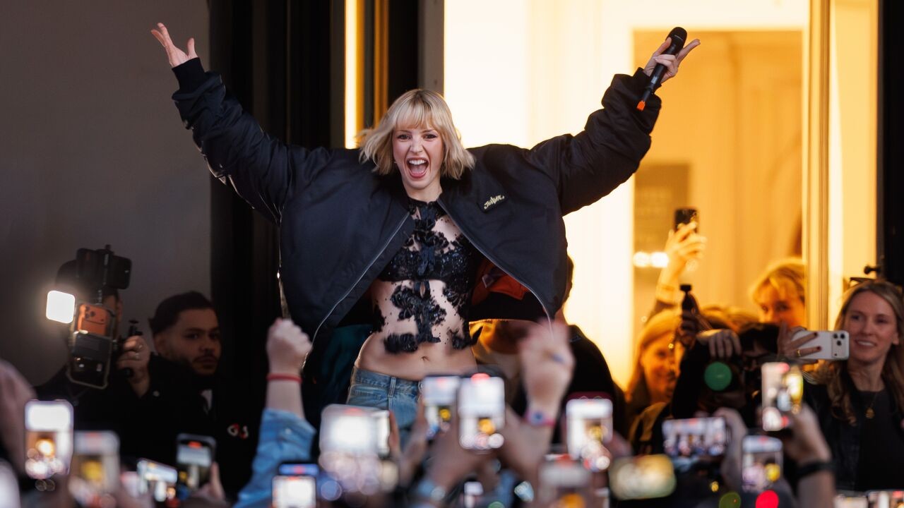 Popster Angèle stelt nieuw nummer 'What you want' voor op Muntplein in Brussel