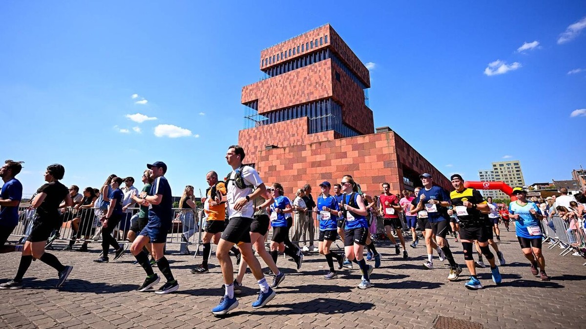 Hoe snel komen Ward Lemmelijn, Mathieu Terryn en Bavo Mortier over de streep? Kijk zondag naar de Antwerp 10 Miles