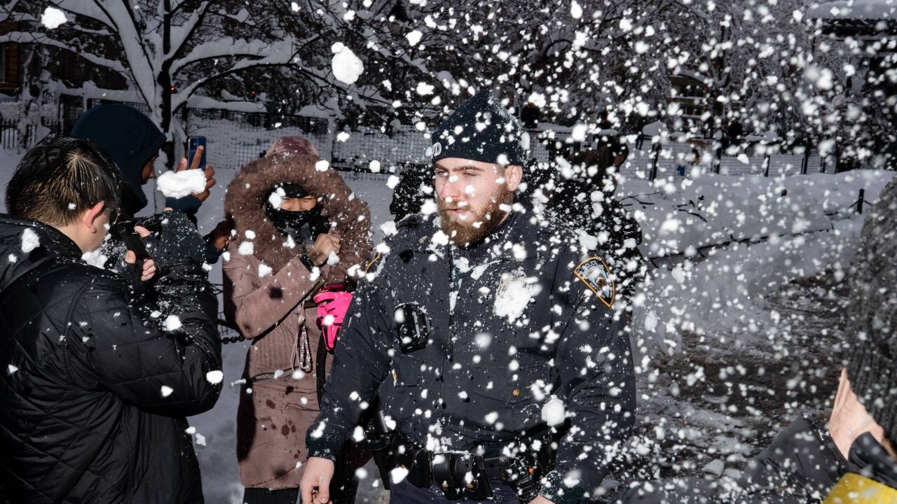 IJzige sfeer tussen politie New York en burgemeester Mamdani na uit de hand gelopen sneeuwballengevecht