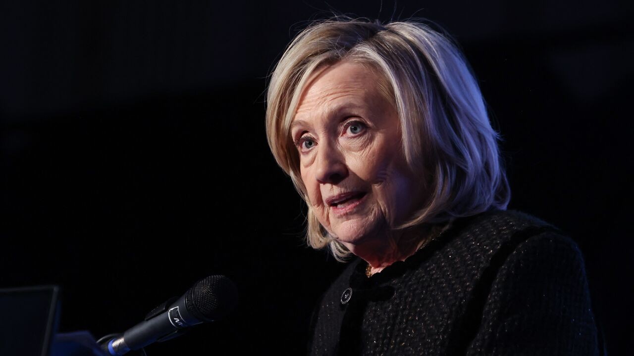 Getuigenis van Hillary Clinton gaat door, na pauze omdat foto van besloten hoorzitting op X was verschenen