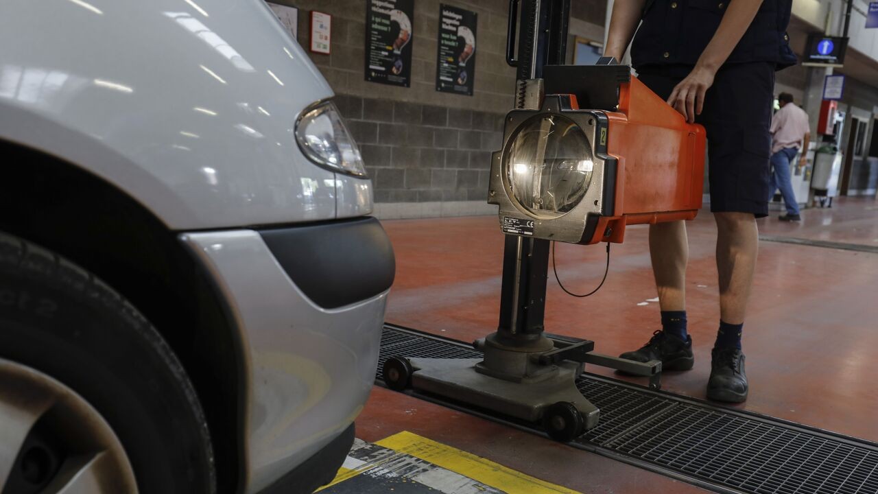 Man uit Roeselare gaat onder invloed naar autokeuring en rijdt tegen kegels: 45 dagen rijverbod en alcoholslot