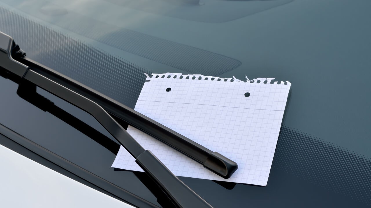 Pleeg je ook vluchtmisdrijf als je, zoals Julia van K3, je gegevens of een briefje achterlaat na een ongeval?