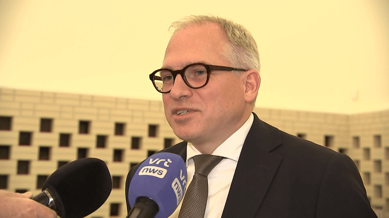 Vlaamse regering overlegt over De Lijn: "Er kan nog worden gezocht naar alternatieven, maar doelstelling besparingen blijft"