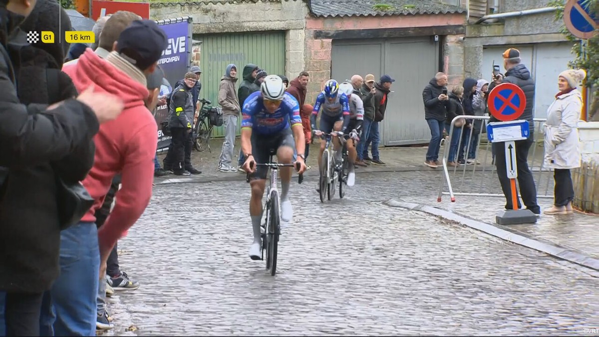 De beslissing valt op de Muur: Mathieu van der Poel rijdt weg van Florian Vermeersch en Tim van Dijke