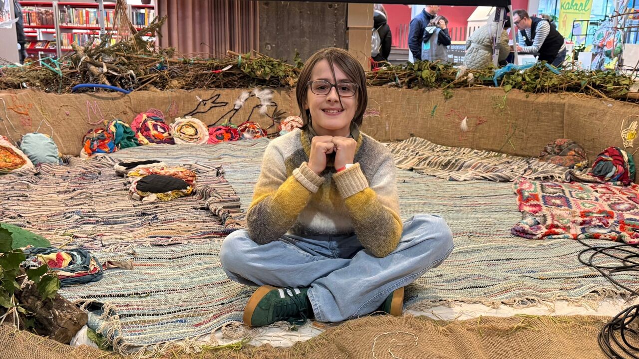 Michaël Liekens (13) is eerste junior stadsdichter van Antwerpen: "Ik lees zeker 6 boeken per maand"