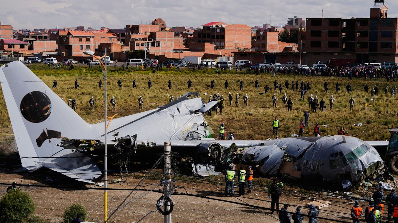 Crash militair vliegtuig vol bankbiljetten eist 20 levens: politie moet ingrijpen tegen plunderaars