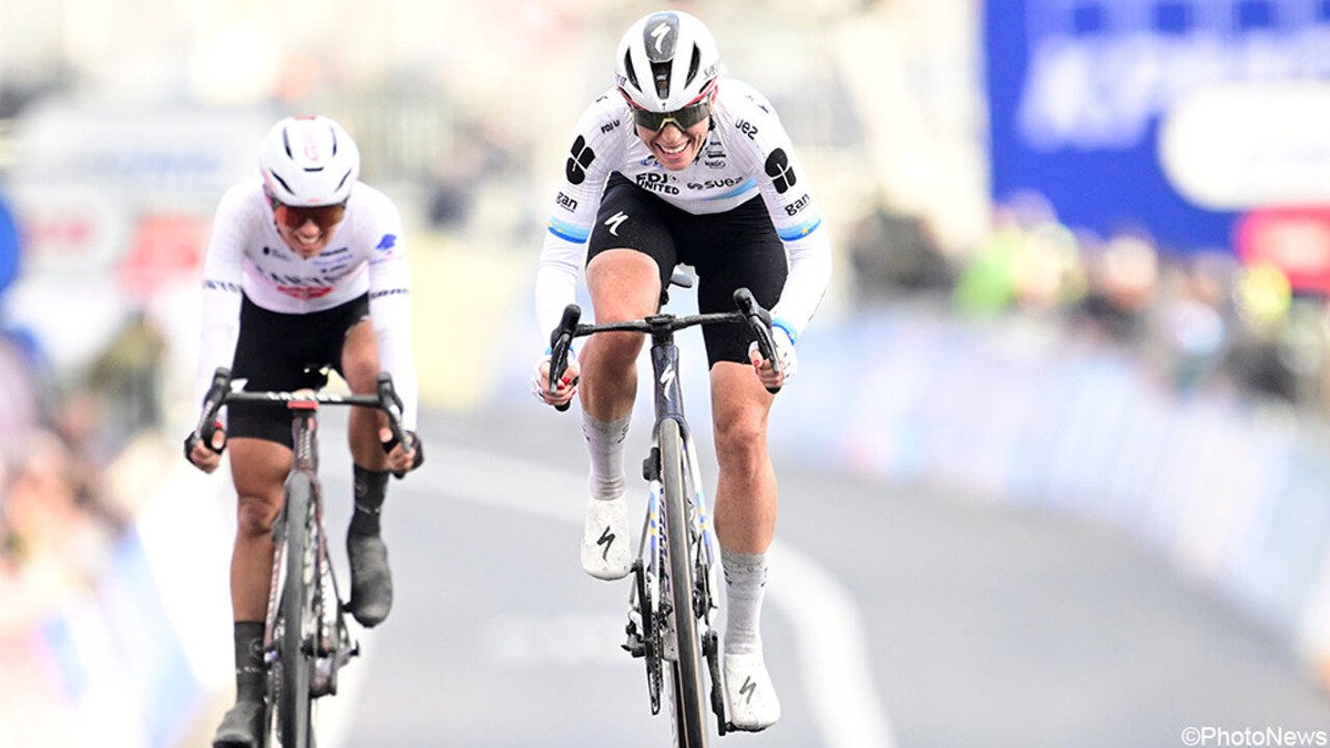 Demi Vollering vloert Kasia Niewiadoma in sprint à deux en wint Omloop Nieuwsblad, pechvogel Kopecky buiten de prijzen