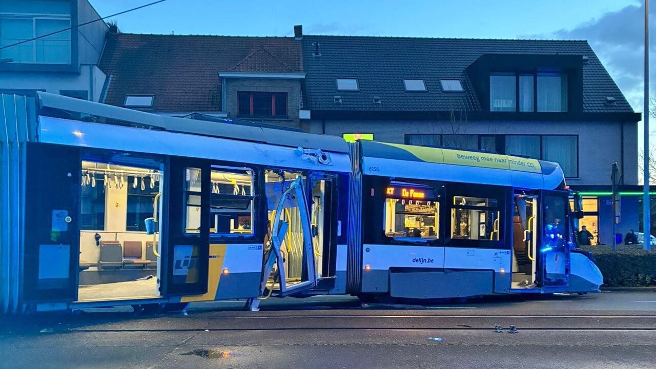 Vijftien gewonden, onder wie 1 zwaargewonde, nadat kusttram ontspoort in Nieuwpoort
