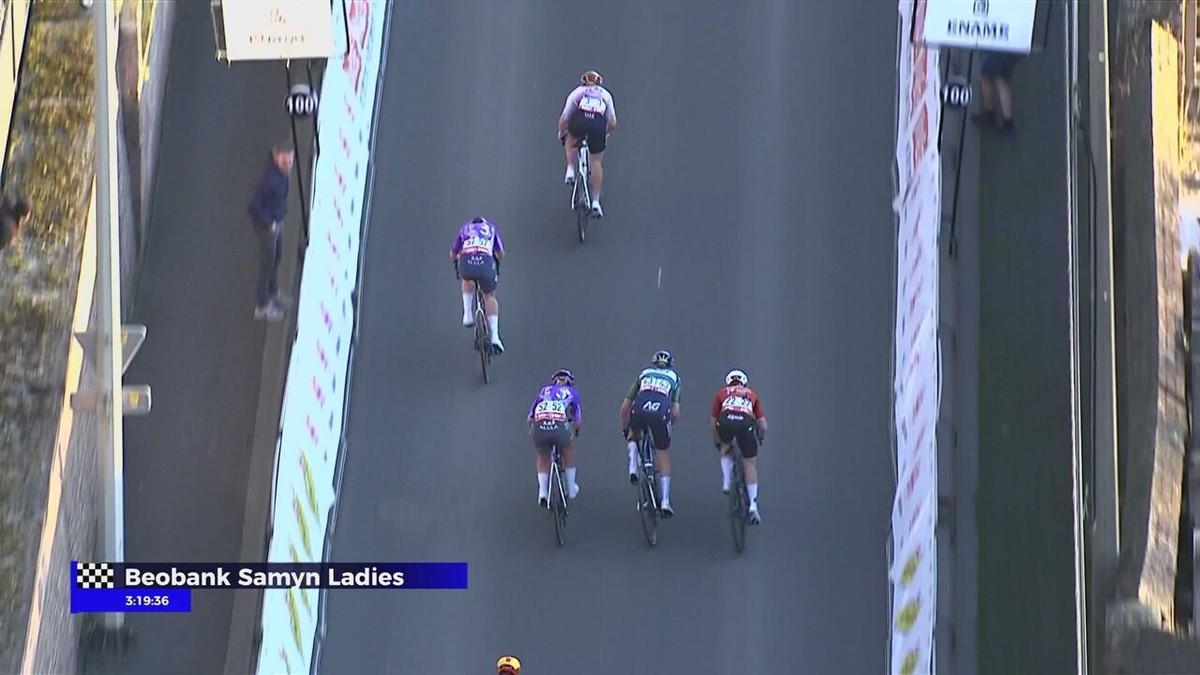 VIDEO - Sprinten met de kopgroep in de GP Samyn: Lara Gillespie wint met overmacht