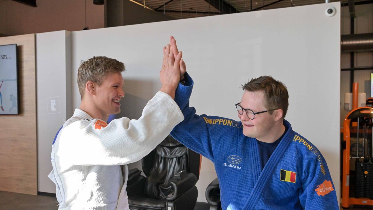Judokampioen Matthias Casse verrast 'Down the Road'-deelnemer Noa met fitnesstips in Bree
