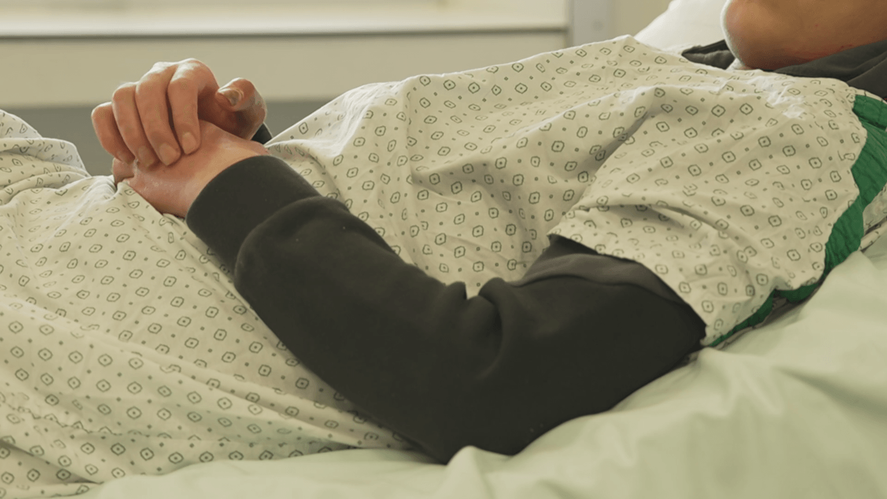 Jongen van 15 die vorige maand in brand werd gestoken in Anderlecht, mag ziekenhuis verlaten