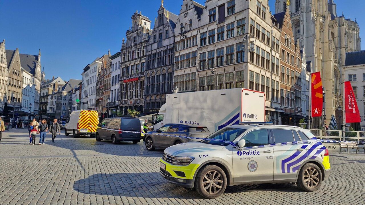 Politie onderzoekt verdacht overlijden: horecazaak aan Antwerpse Grote Markt afgezet met politielint