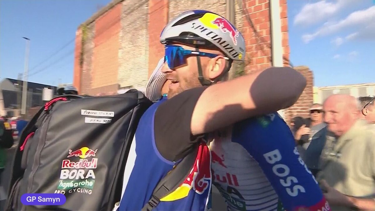 Jordi Meeus wint sprint in GP Samyn, Van Aert kent pech in het slot