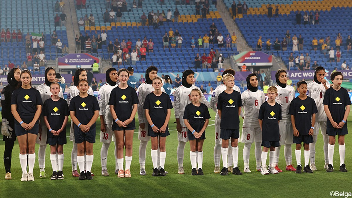 Een stil, maar krachtig statement: Iraanse voetbalsters weigeren volkslied mee te zingen
