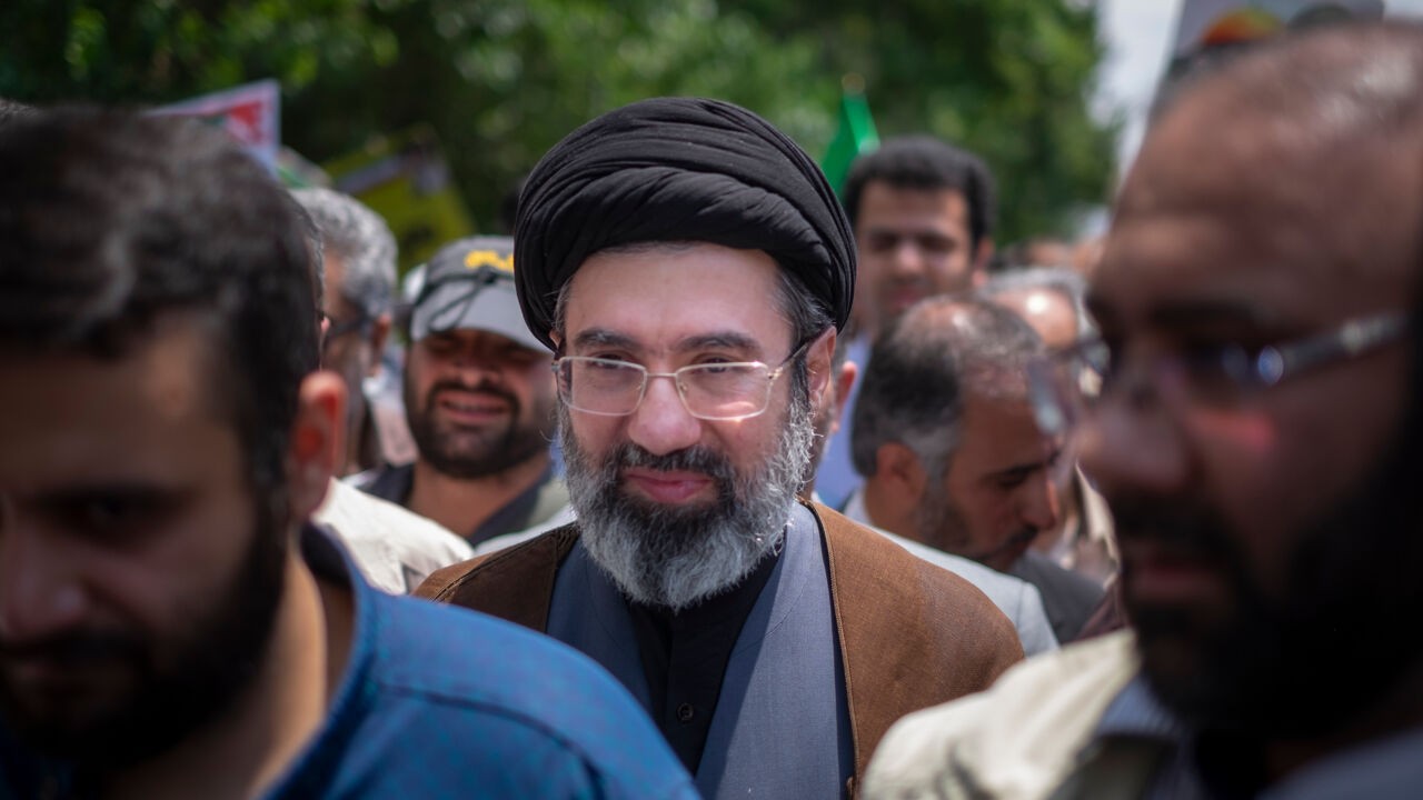 'Hardliner' Mojtaba Khamenei mogelijk kandidaat om zijn gedode vader op te volgen als leider van Iran