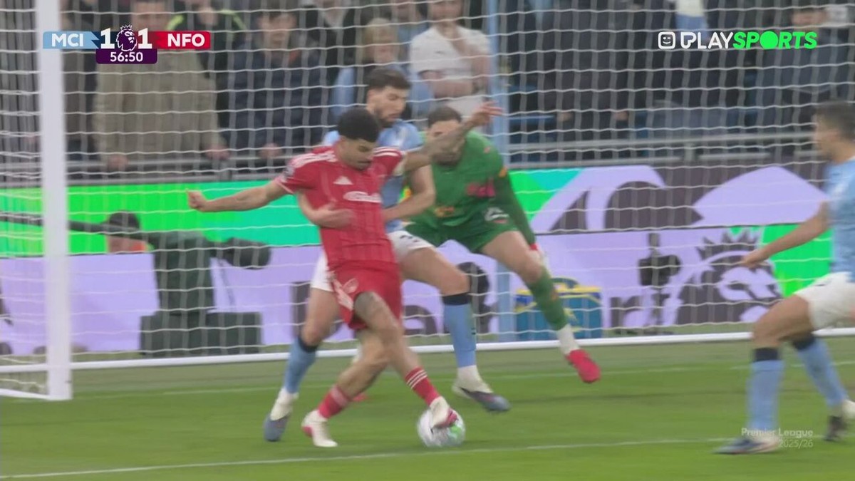 Dat zie je niet elke dag! Gibbs-White (Nottingham) met subliem hakje voor 1-1 tegen Manchester City