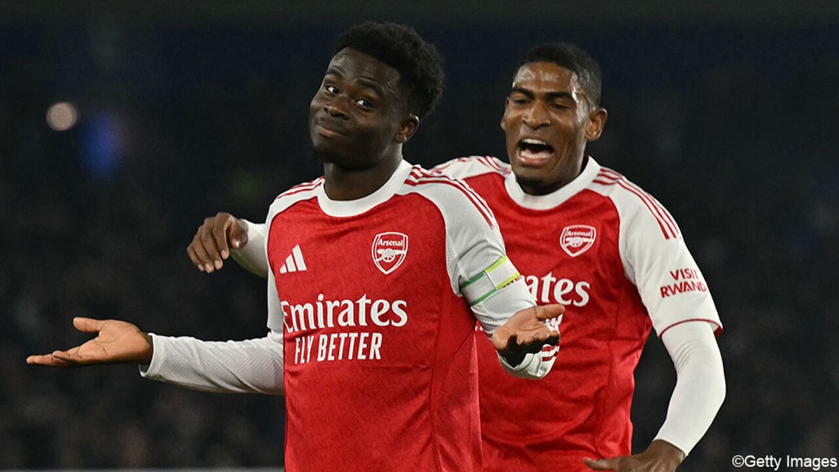 LIVE - Pech voor Bart Verbruggen: afgeweken schot van Bukayo Saka belandt tussen zijn benen in doel