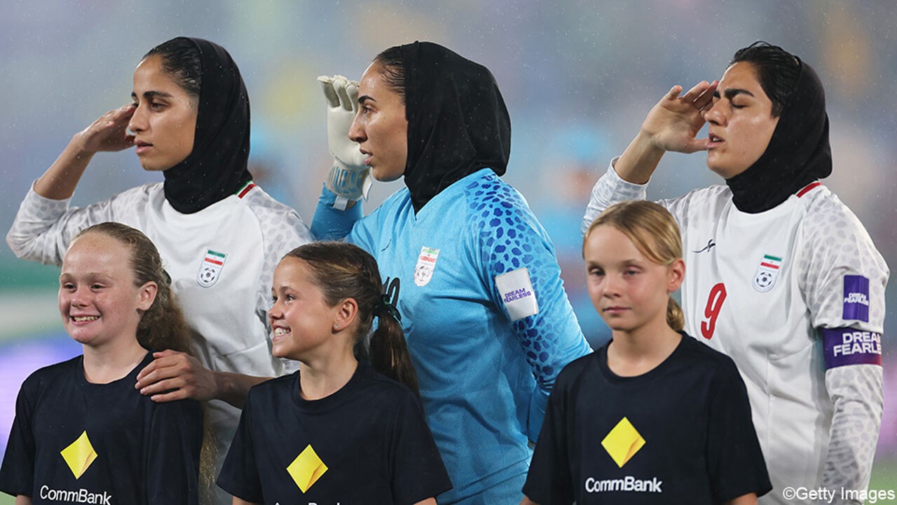 Dan toch niet terug naar Iran: al zeker 5 protesterende voetbalsters krijgen asiel in Australië na exit op Asian Cup