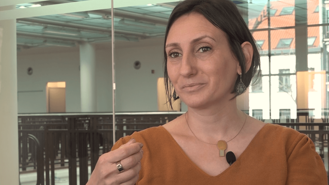 "Ik wilde het gewoon begrijpen": 10 jaar na aanslagen spreekt overlevende met dader Mohamed Abrini