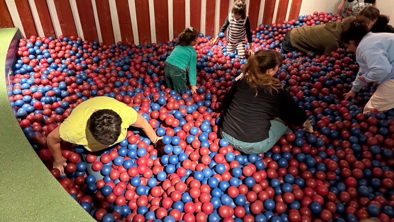 Kinderen én ouders nemen na 30 jaar afscheid van iconisch ballenbad IKEA Wilrijk: "Kinderen van nu meer variatie aanbieden"