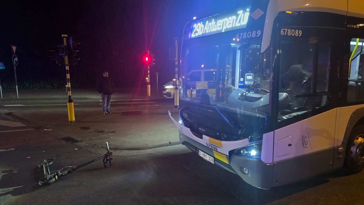 Vrouw op e-step (27) levensgevaarlijk gewond bij ongeval met lijnbus in Hoboken